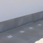 Читать далее о этой статье Бетонная отмостка: основные этапы строительства бетонной отмостки вокруг дома.